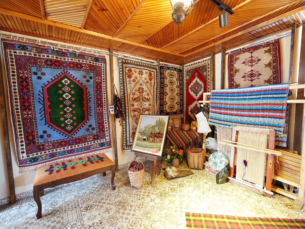 Hem geleneksel sanatları yaşatıyorlar hem de aile bütçelerine katkı sağlıyorlar