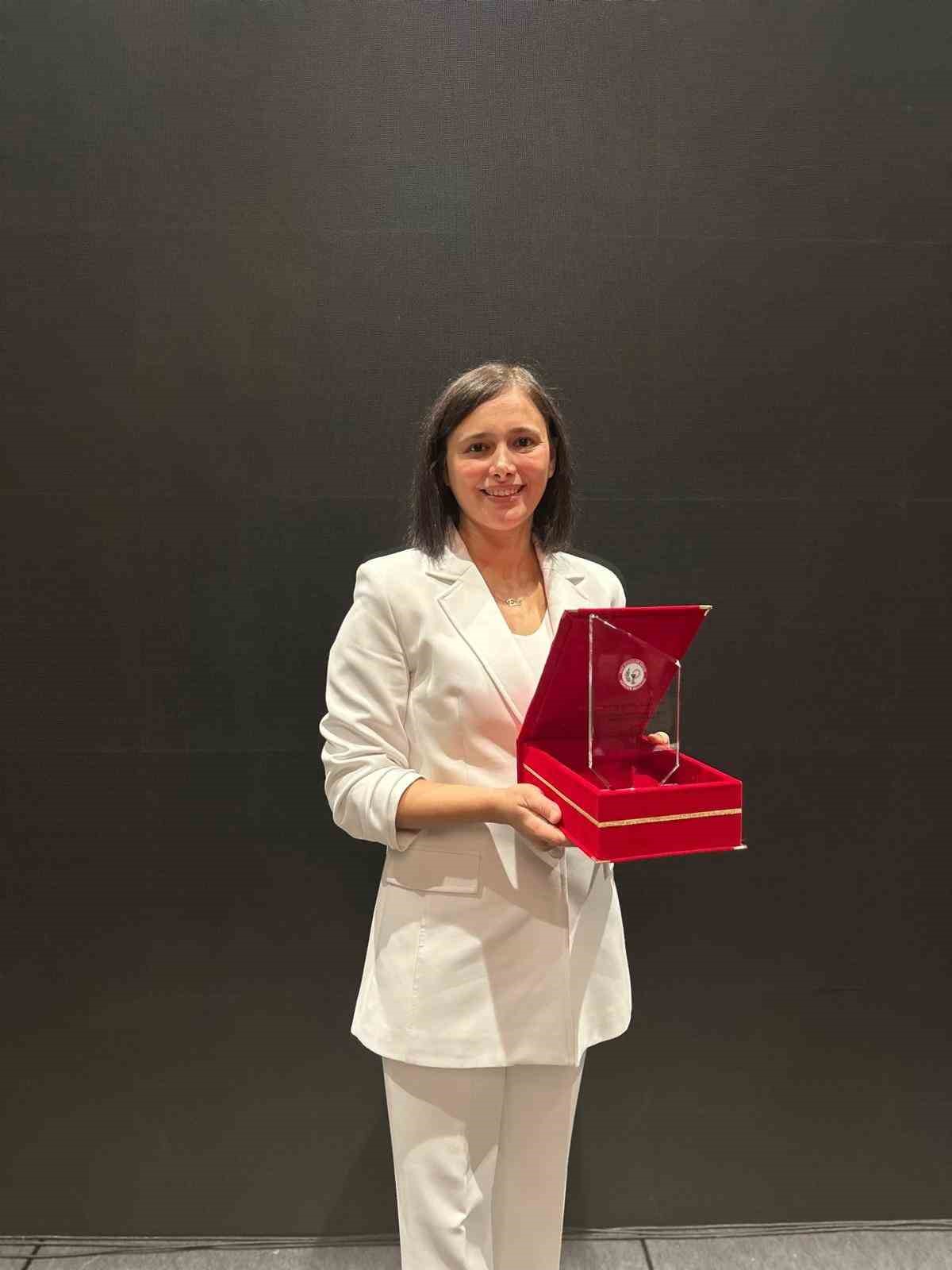 Eczacılık Fakültesi Öğretim Üyesi Doç. Dr. Çevik’e "TEB Eczacılık Akademisi Teşvik Ödülü"