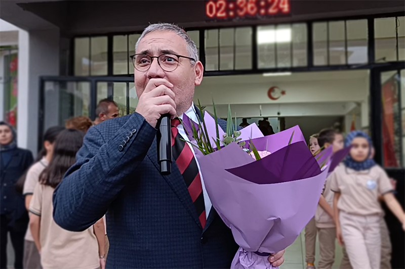 39 yıllık eğitimciye unutulmaz veda: Gözyaşlarıyla uğurlandı
