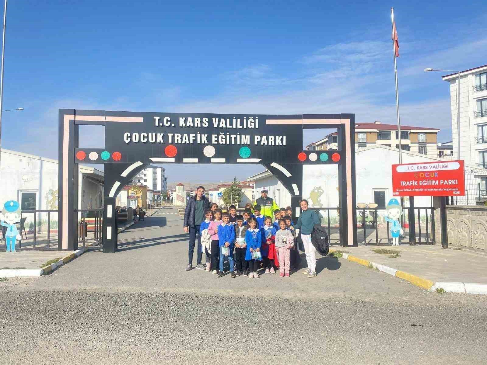 Kars’a jandarmadan öğrencilere yönelik trafik eğitimi