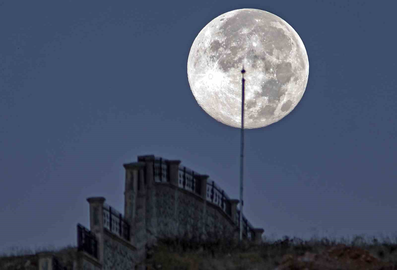 Ay, yılın en yakın anlarında Bitlis’e veda etti