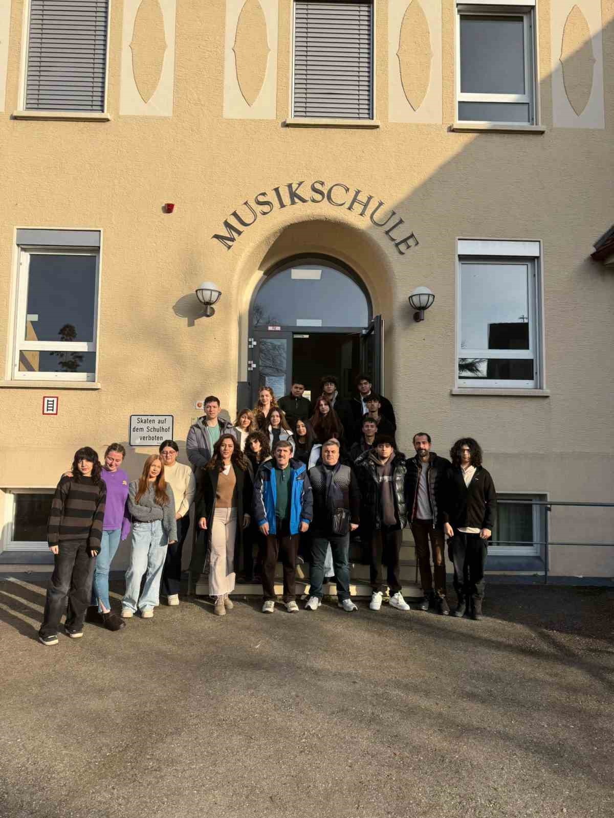 Bursalı öğrenciler, Almanya&rsquo;da ayakta alkışlandı