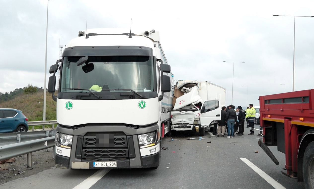 Otoyolda geri geri gelen tıra kamyonet çarptı: 1 ölü, 1 yaralı