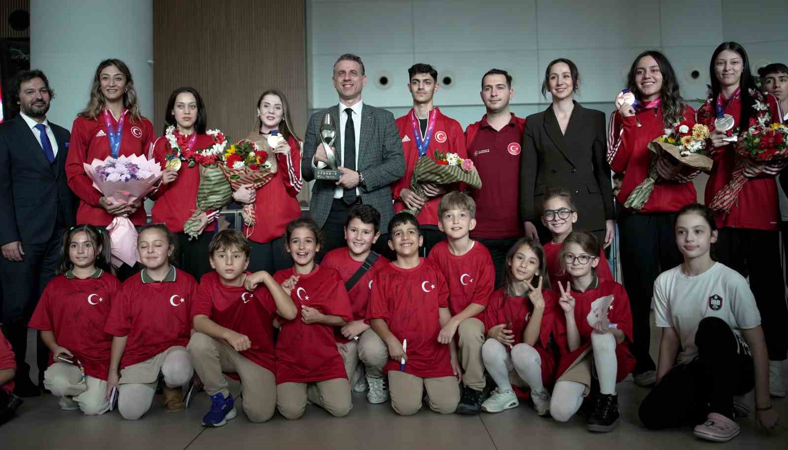 Dünya şampiyonu Taekwondo Milli Takımı, Türkiye’ye döndü
