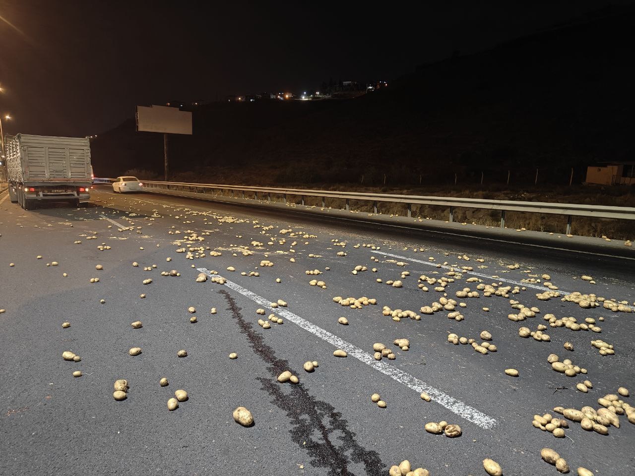 Rampa aşağı inen tır makasladı, onlarca kilo patates yola saçıldı