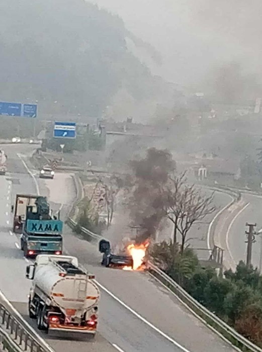 Seyir halindeki otomobil alev aldı
