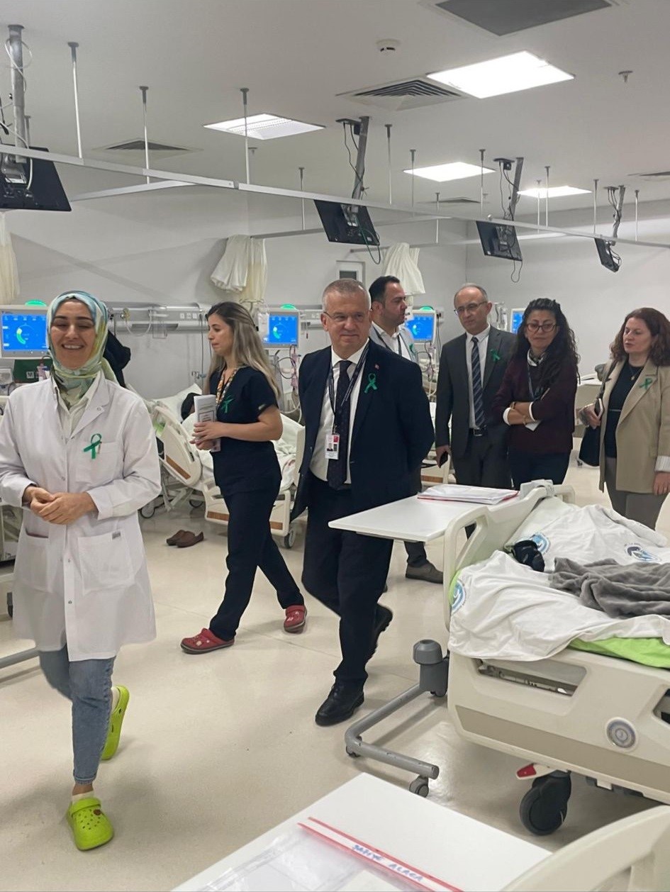 Sağlık &ccedil;alışanları organ bağışının &ouml;nemine dikkat &ccedil;ekmek i&ccedil;in yeşil kurdele taktı
