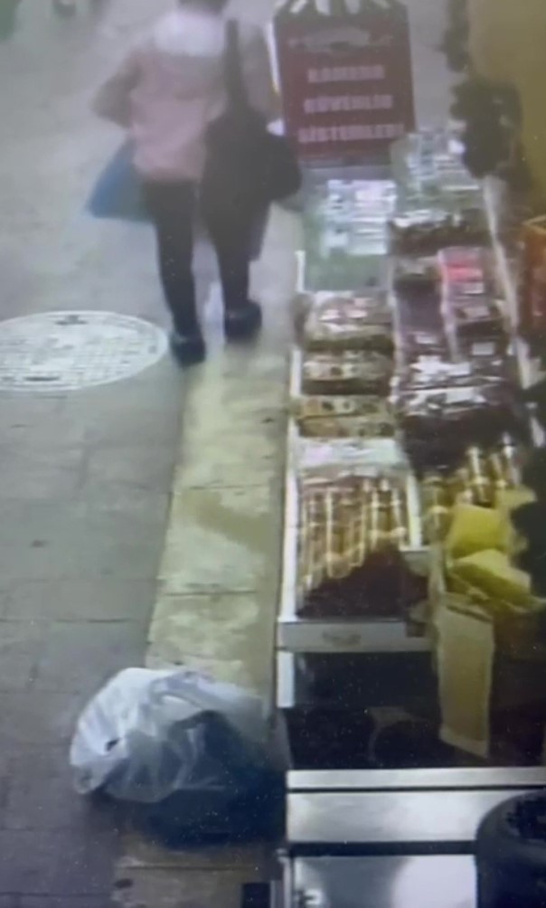 Zonguldak’ta kuruyemişçiden ceviz hırsızlığı güvenlik kamerasında