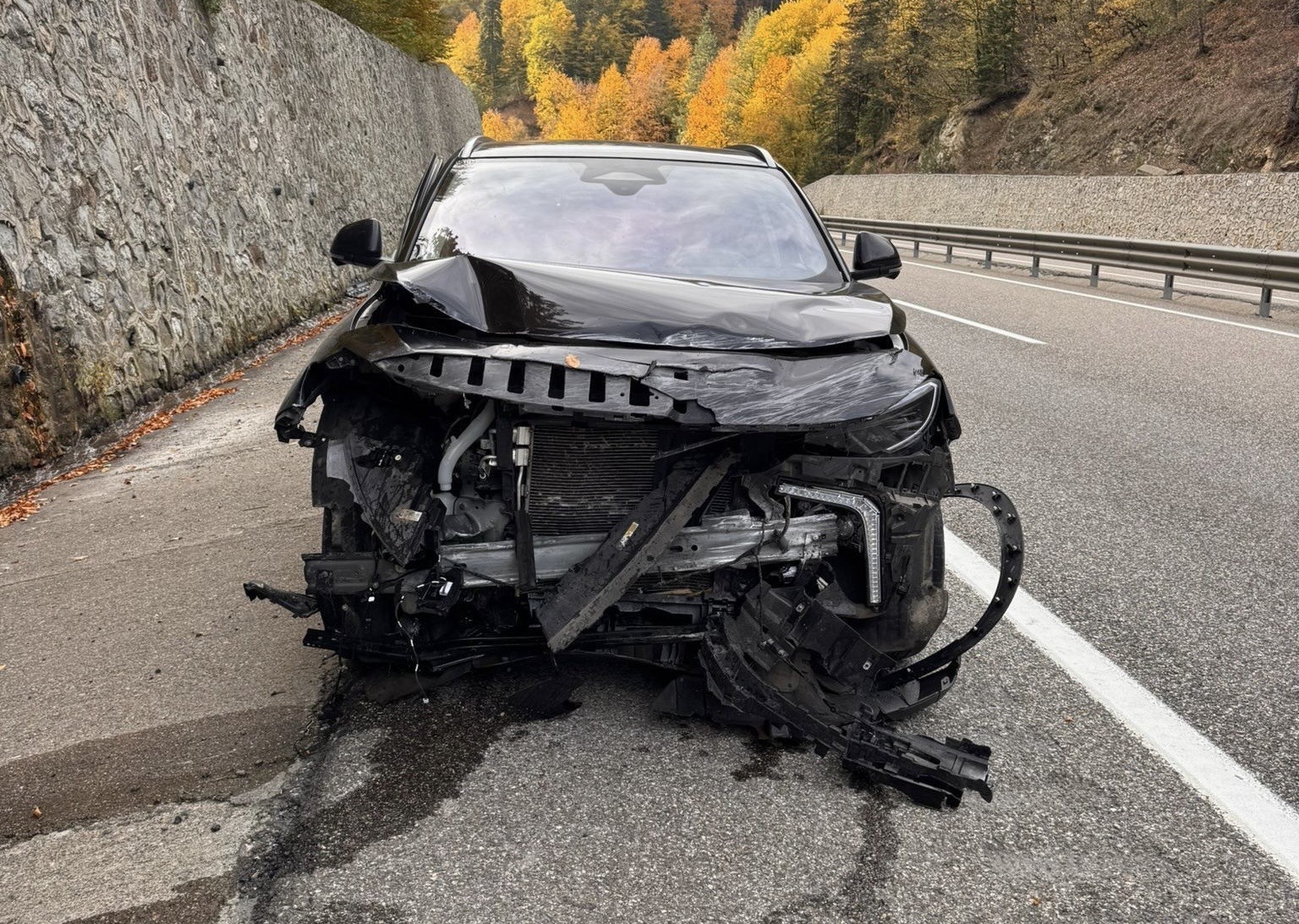 Bolu’da istinat duvarına çarpan araç, ağır hasar aldı