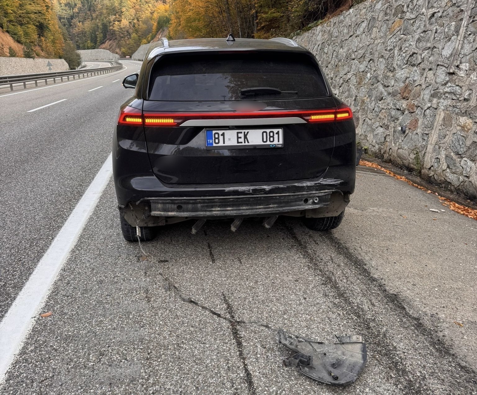 Bolu&rsquo;da istinat duvarına &ccedil;arpan ara&ccedil;, ağır hasar aldı
