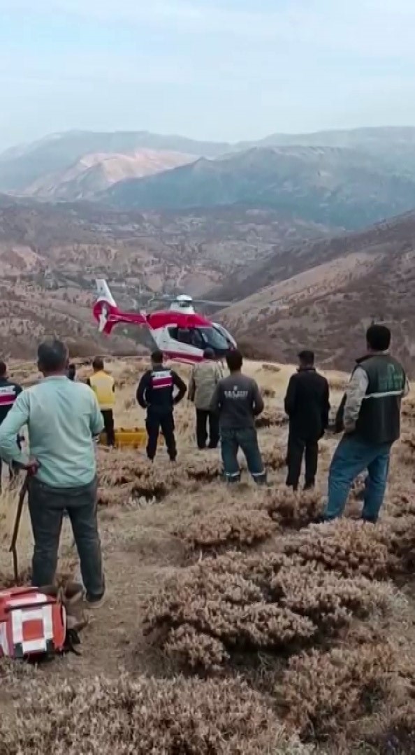 Malatya&rsquo;da u&ccedil;uruma yuvarlanan şahsın helikopterle sevk anları kamerada
