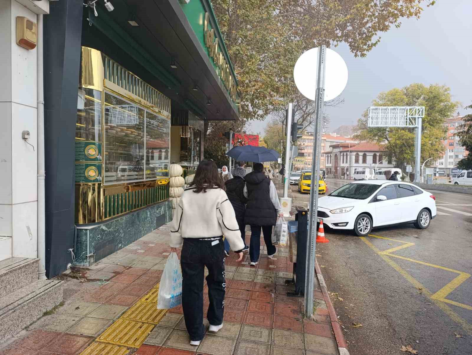 Afyonkarahisar’da beklenen yağış başladı