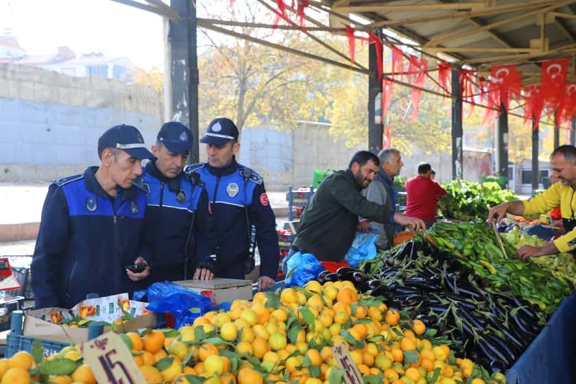 Elazığ&rsquo;da zabıta ekipleri pazar alanlarını denetledi
