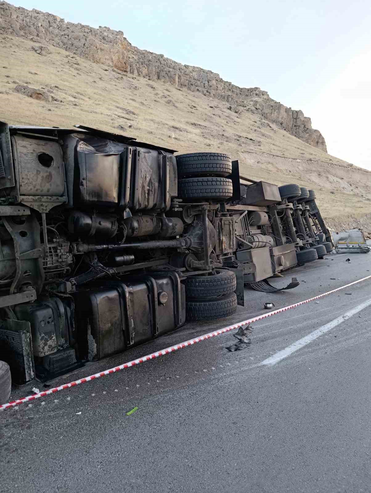 Devrilen tırın sürücüsü yaralandı