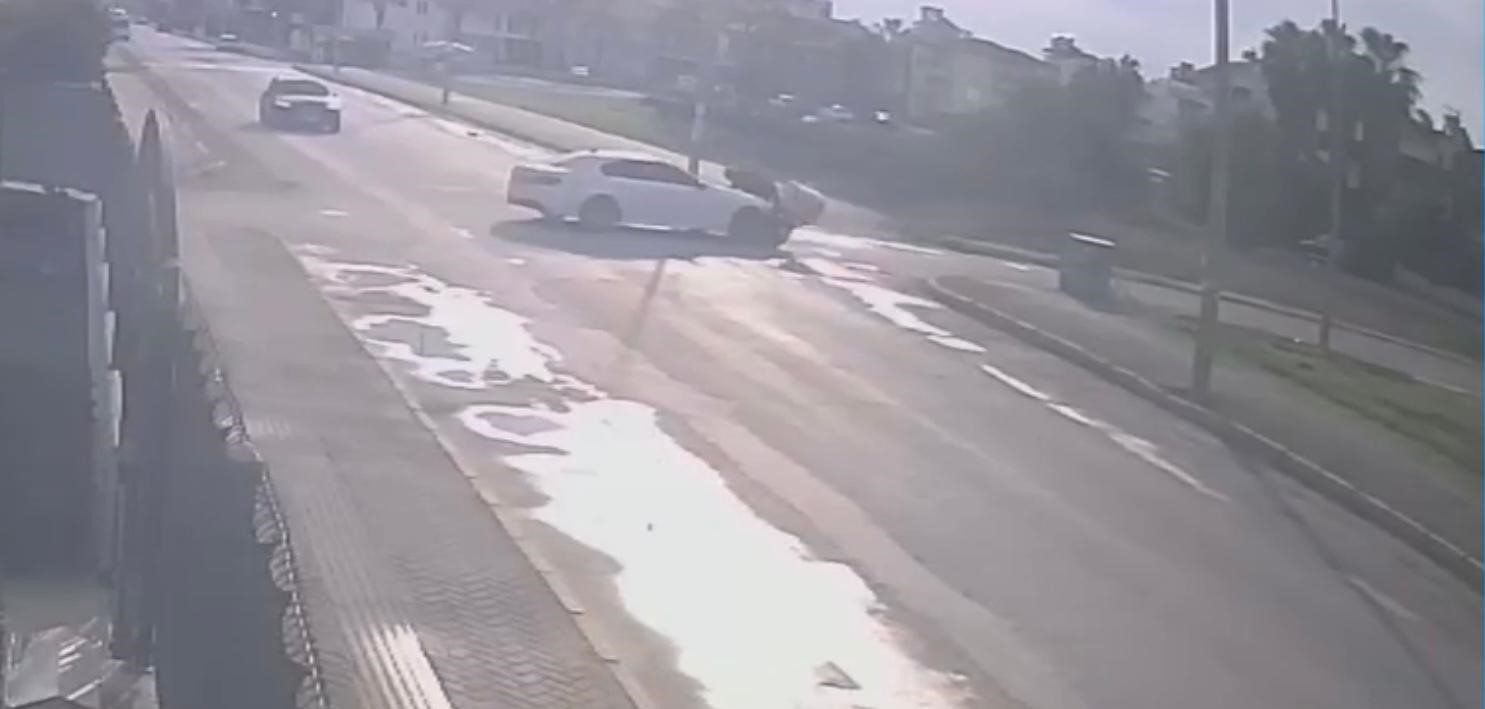 Otomobille çarpışan motokuryenin ağır yaralandığı kaza güvenlik kamerasına yansıdı