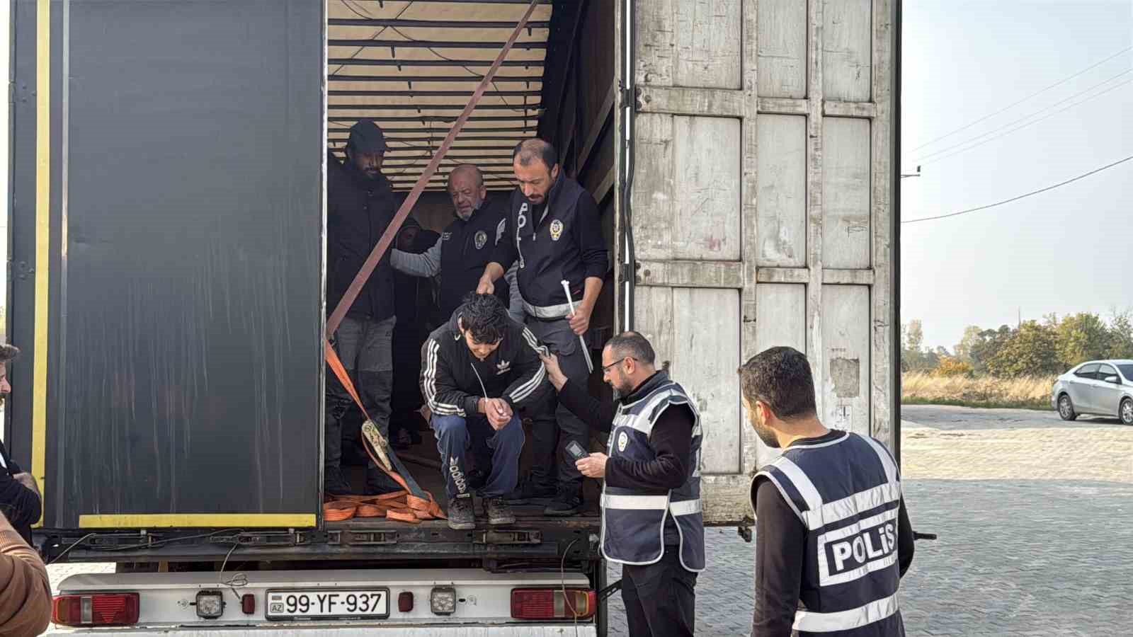 Tır dorsesine gizlenen 11 kaçak göçmen yakalandı