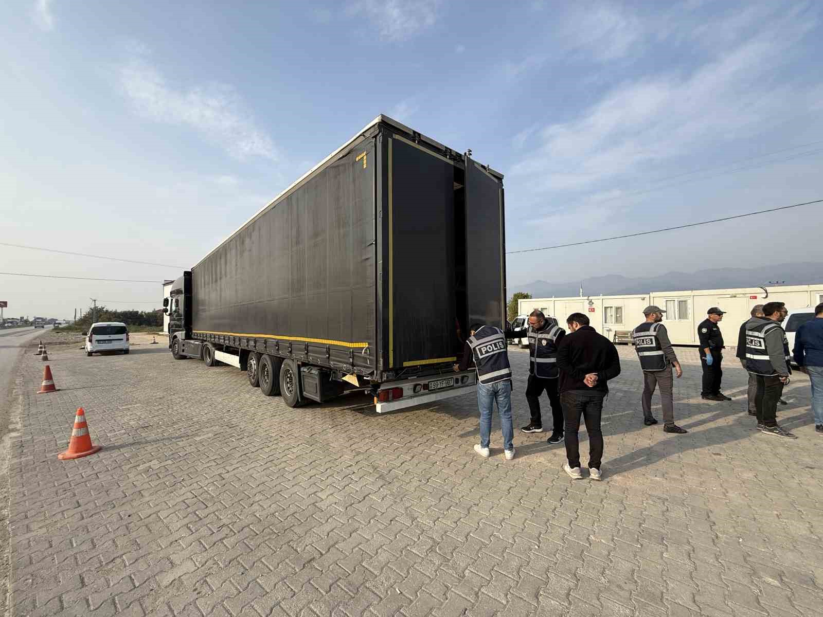 Tır dorsesine gizlenen 11 kaçak göçmen yakalandı
