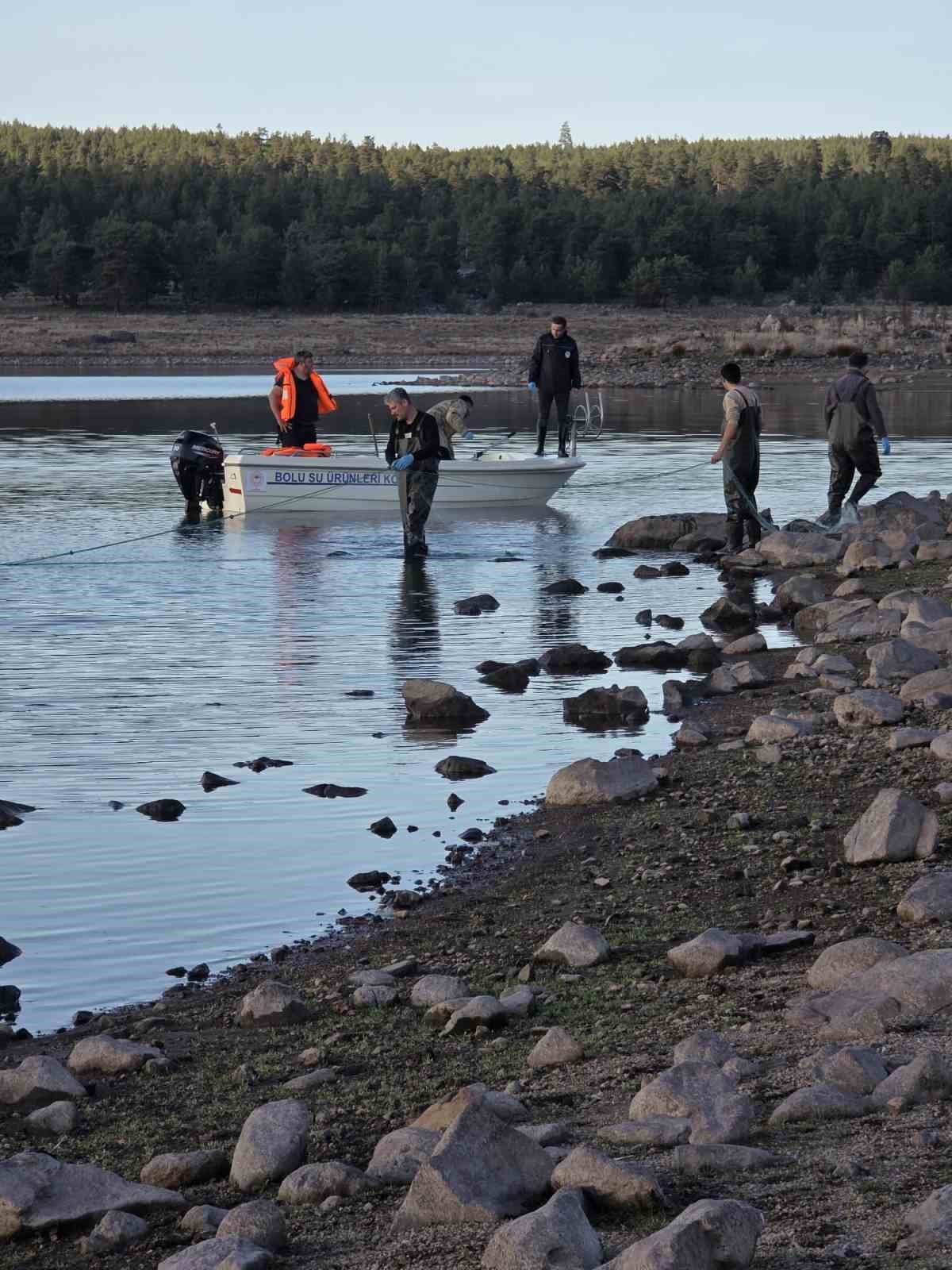 Bolu&rsquo;da 5 kilometrelik hayalet ağ toplandı: 500 balık canlı kurtarıldı
