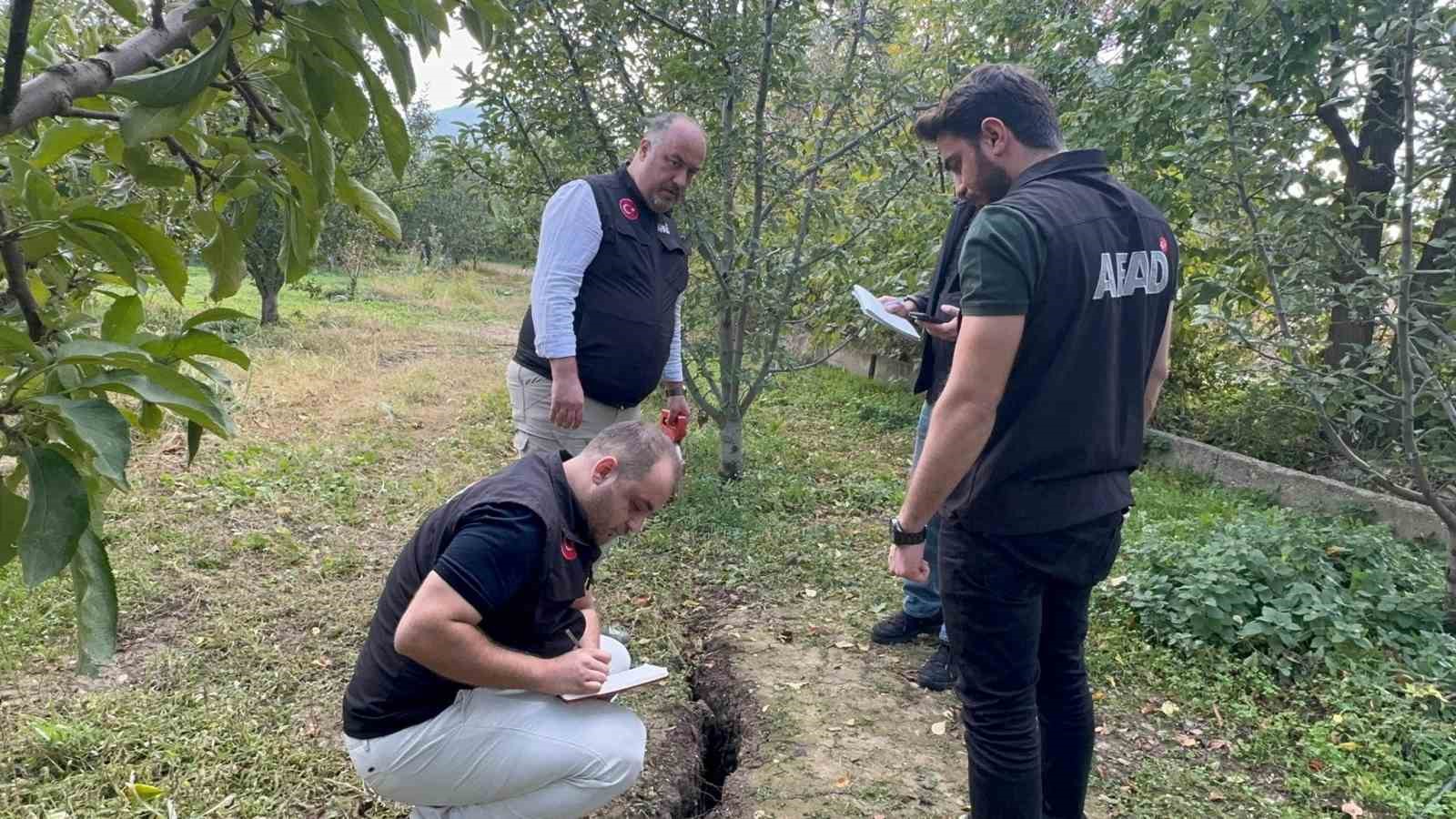 Obrukların oluştuğu, duvarların çatladığı Eğirdir’de AFAD incelemeleri sürüyor