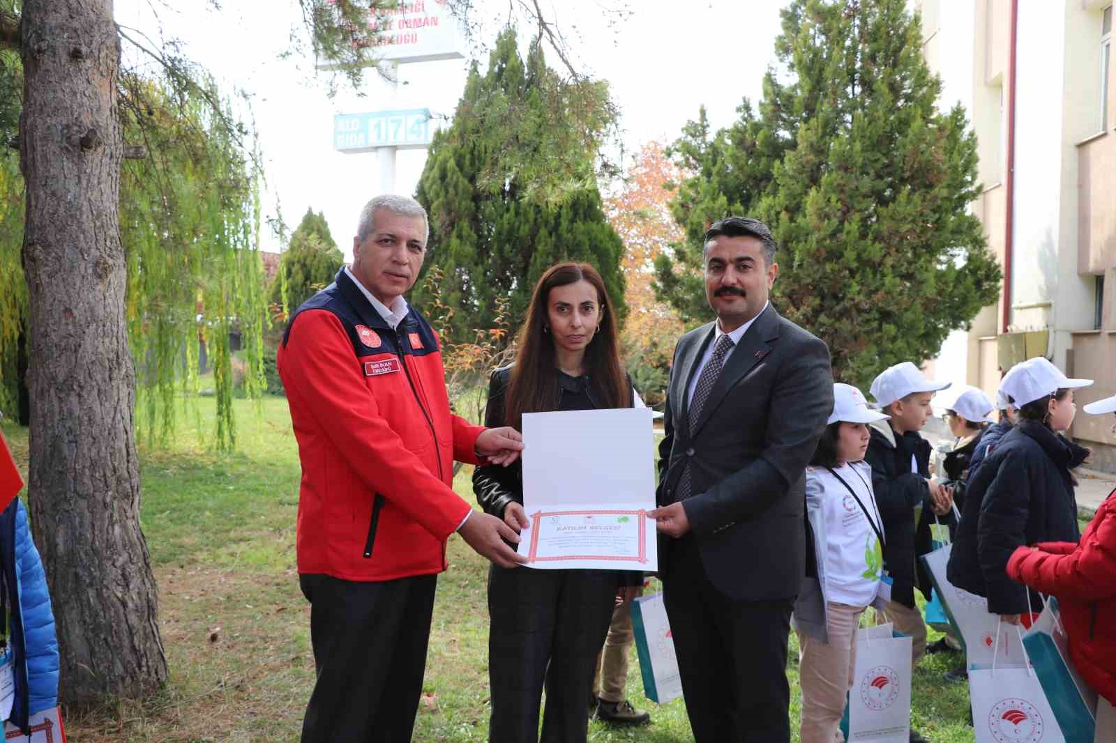 Sivas&rsquo;ta minikler turşu kurup tarhana paketledi
