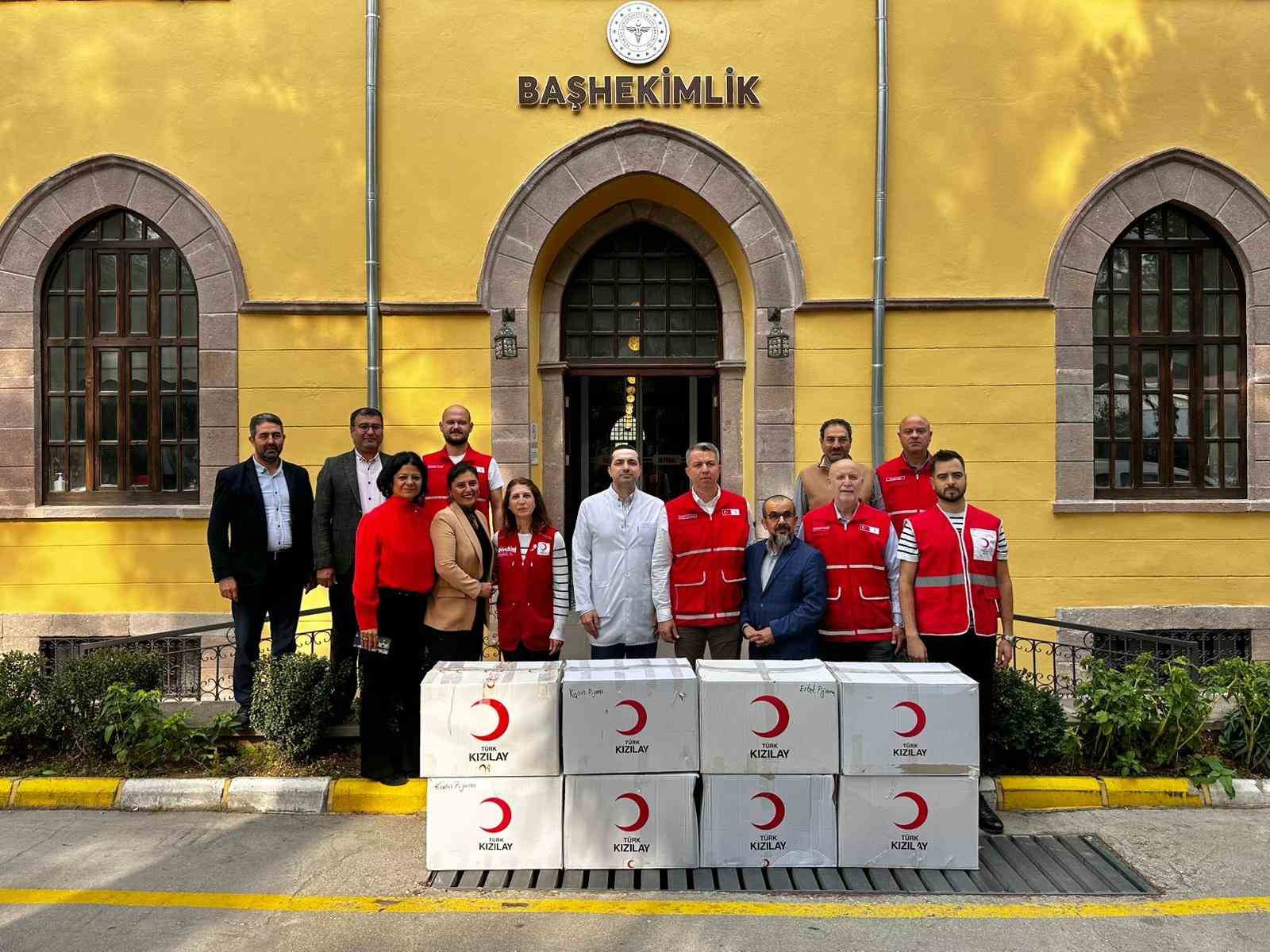 Türk Kızılay Manisa’dan tedavi gören vatandaşlara giysi desteği