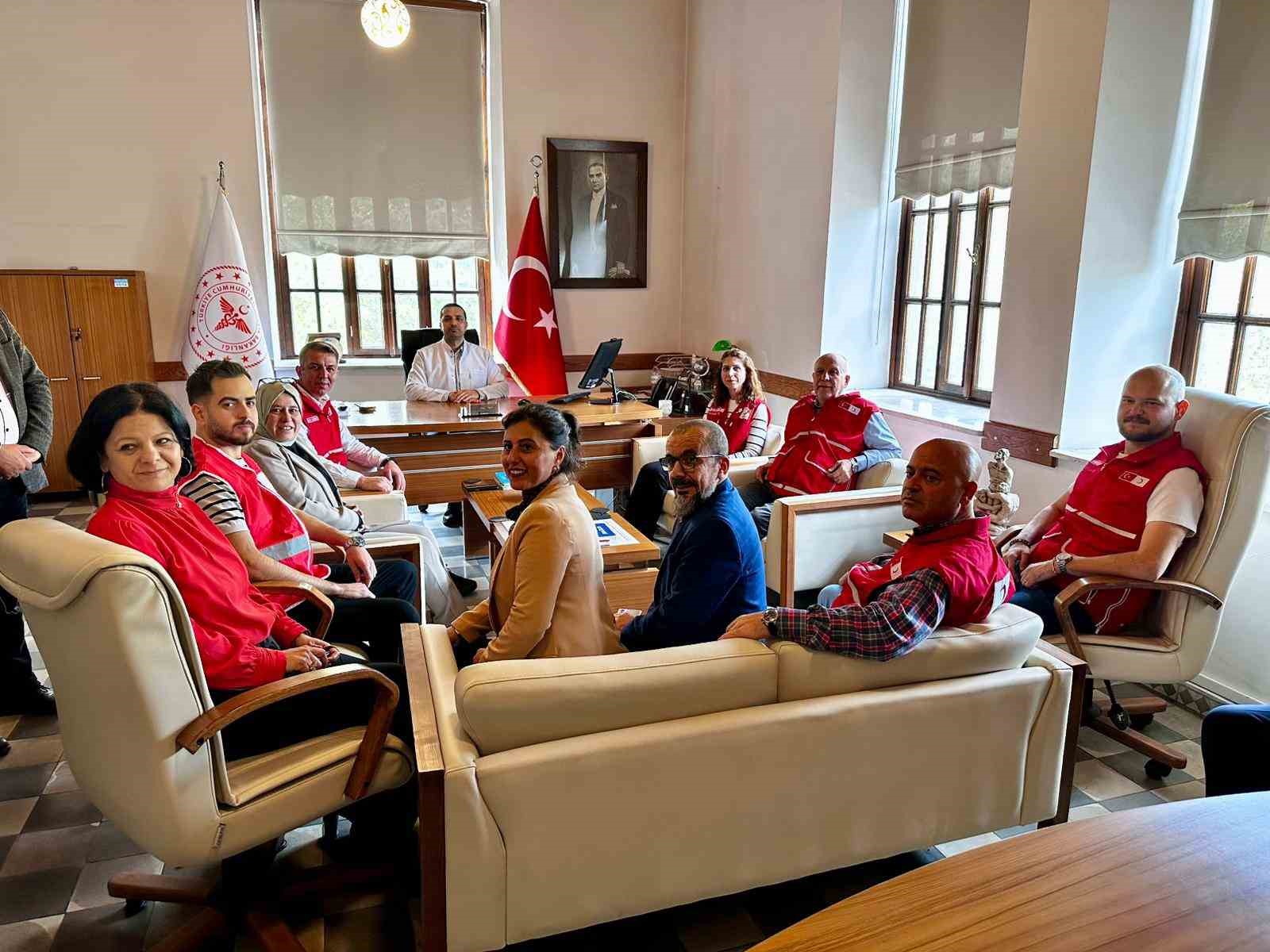 T&uuml;rk Kızılay Manisa&rsquo;dan tedavi g&ouml;ren vatandaşlara giysi desteği
