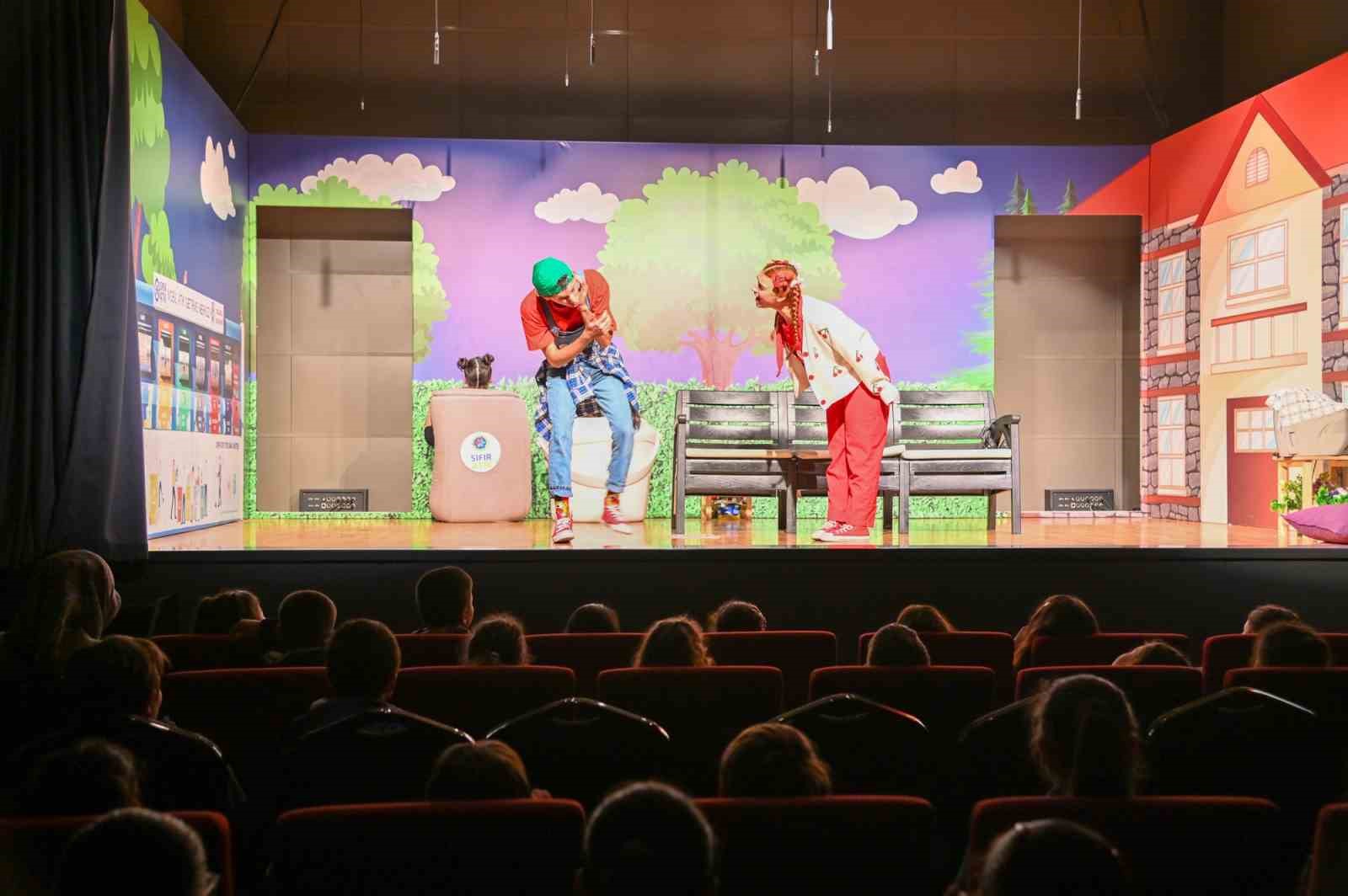 Sel&ccedil;uklu Belediyesi tiyatro oyunu ile &ouml;ğrencilere sıfır atık bilinci kazandırıyor
