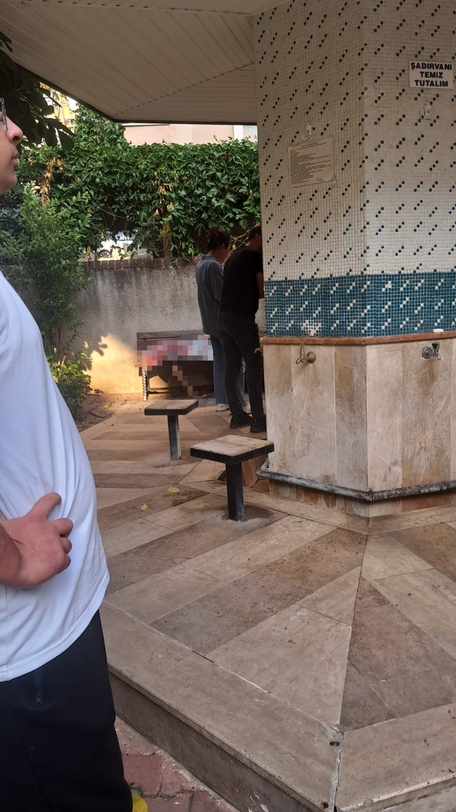 Alanya’da cami avlusundaki bankta bir kişi ölü bulundu