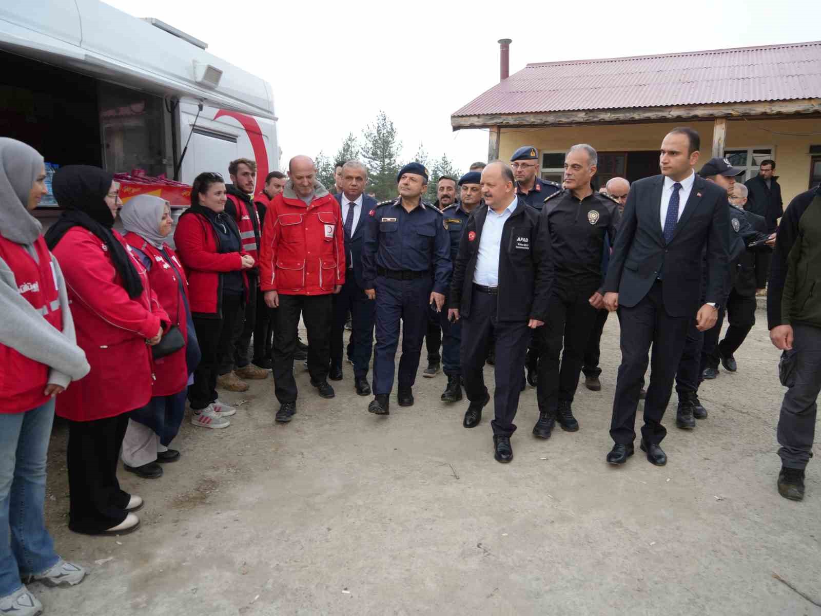 Vali Dallı’dan kayıp anne ve oğlu hakkında açıklama: "Tüm ihtimalleri değerlendiriyoruz"