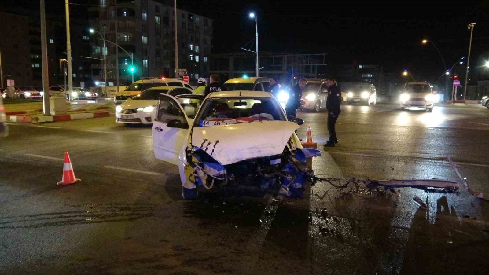 Malatya&rsquo;da iki aracın &ccedil;arpıştığı kazada ortalık savaş alanına d&ouml;nd&uuml;: 3 yaralı
