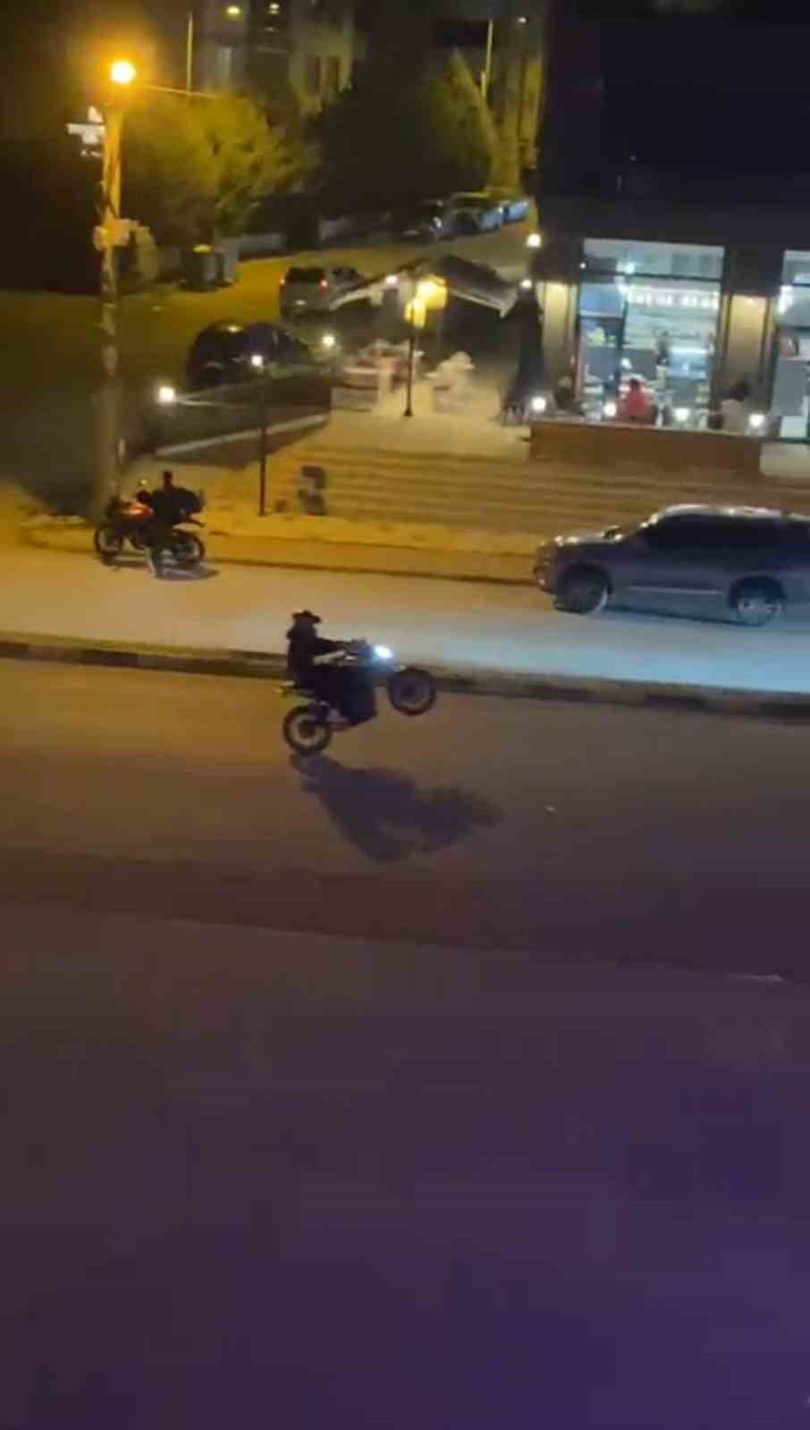 Motosikletlilerin tek tekerle tehlikeli yolculukları kamerada