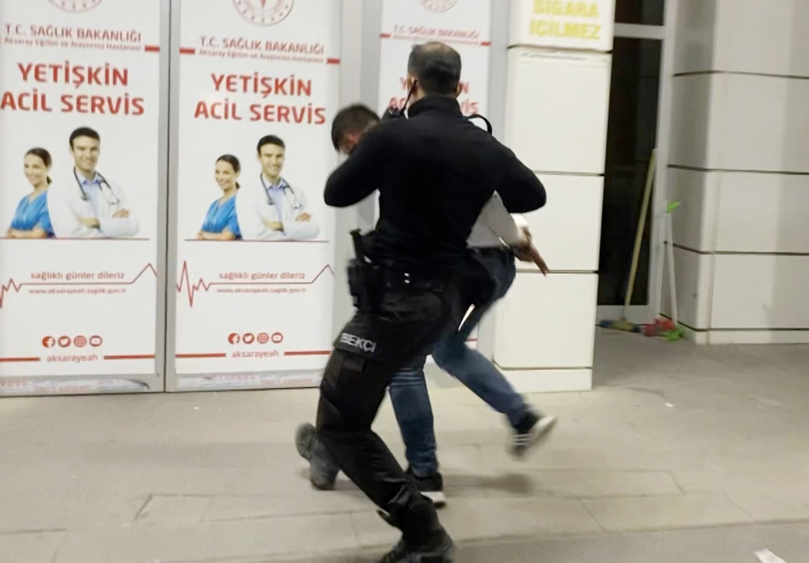 Aksaray’da bekçiler ile şüpheli arasındaki kovalamaca kamerada
