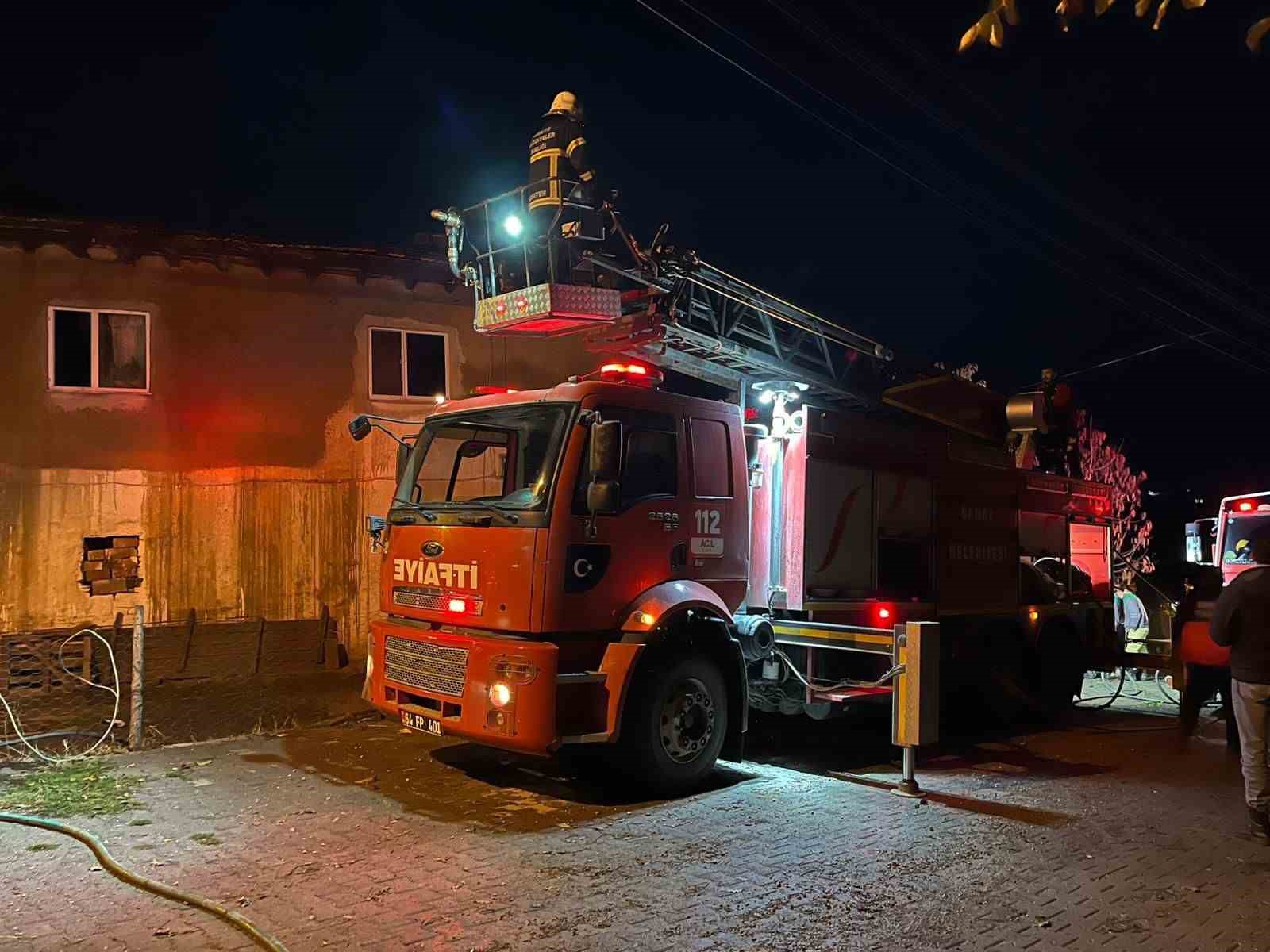 Uşak’ta 2 katlı evin çatısı yandı