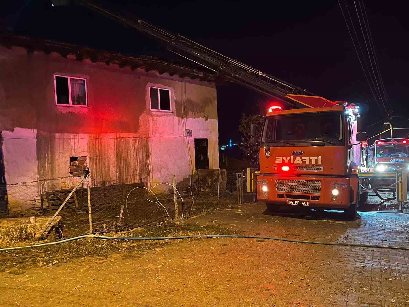 Uşak’ta 2 katlı evin çatısı yandı