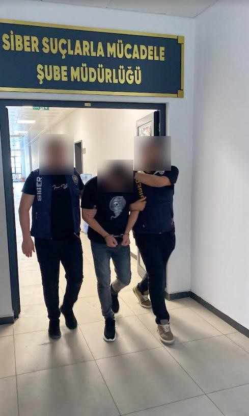 Kimlik bilgilerini çaldıkları vatandaşlar adına sahte kredi kartı çıkaran 2 şüpheli tutuklandı