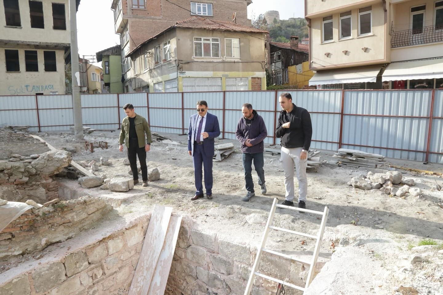 Kütahya Valisi Işın, Yakup Çelebi İmaret Külliyesi restorasyon alanında incelemelerde bulundu