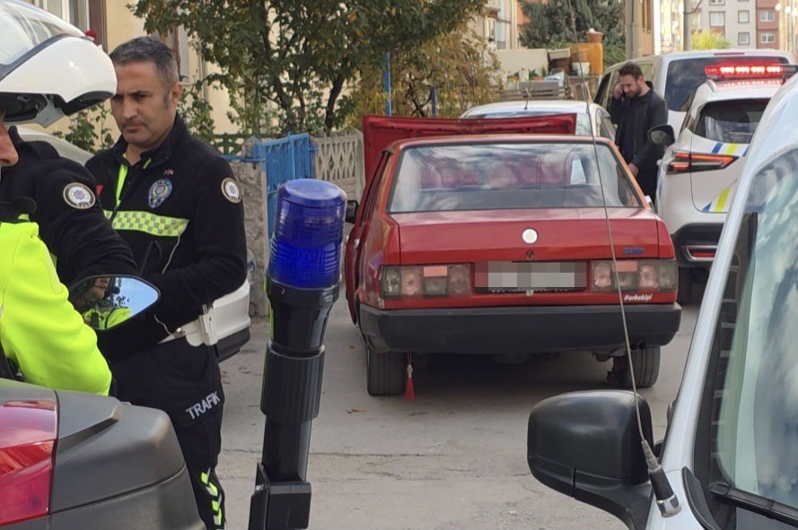 Kütahya’da ’dur’ ihtarına uymayan sürücü aracını bırakıp kaçtı