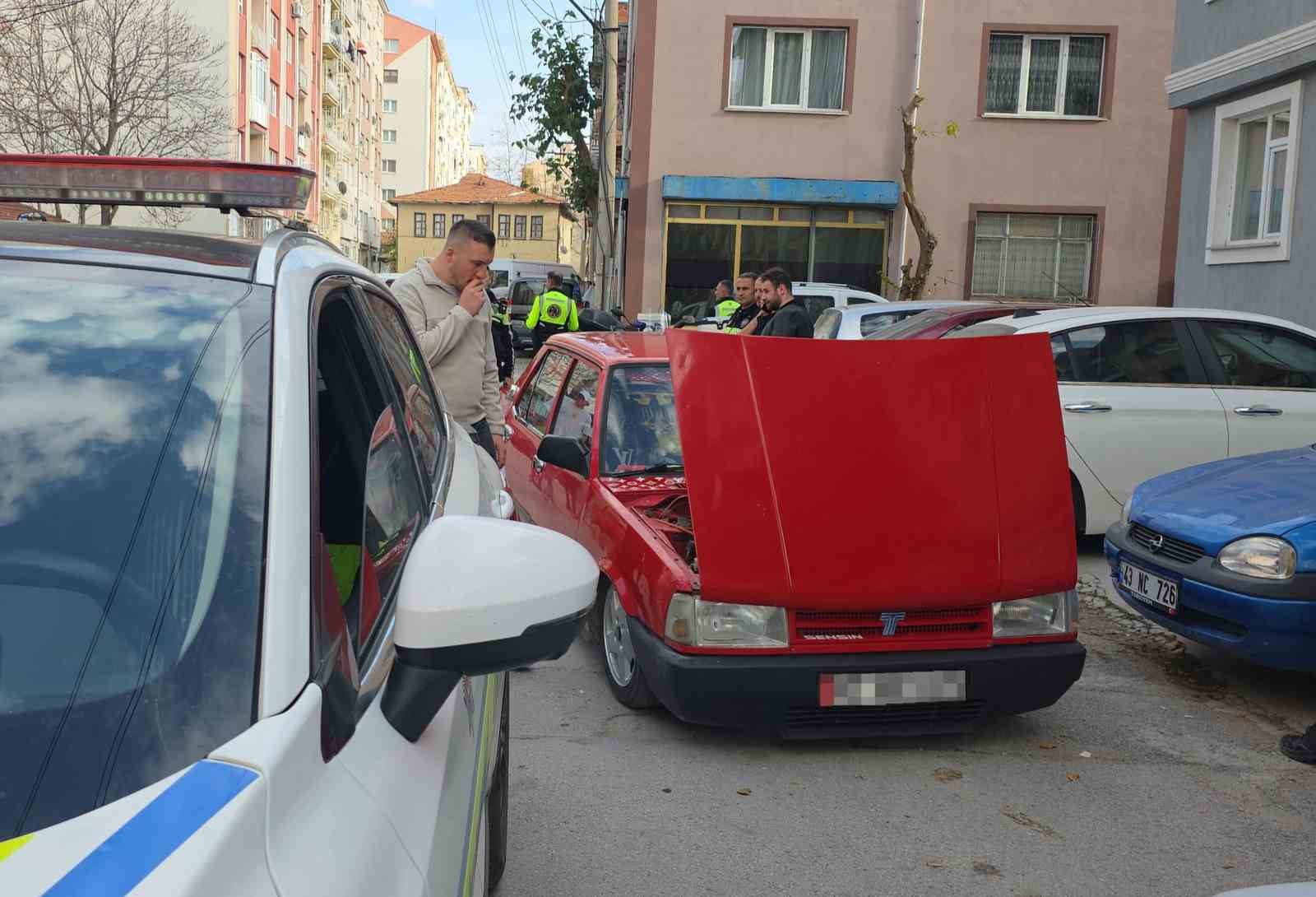 K&uuml;tahya&rsquo;da &rsquo;dur&rsquo; ihtarına uymayan s&uuml;r&uuml;c&uuml; aracını bırakıp ka&ccedil;tı
