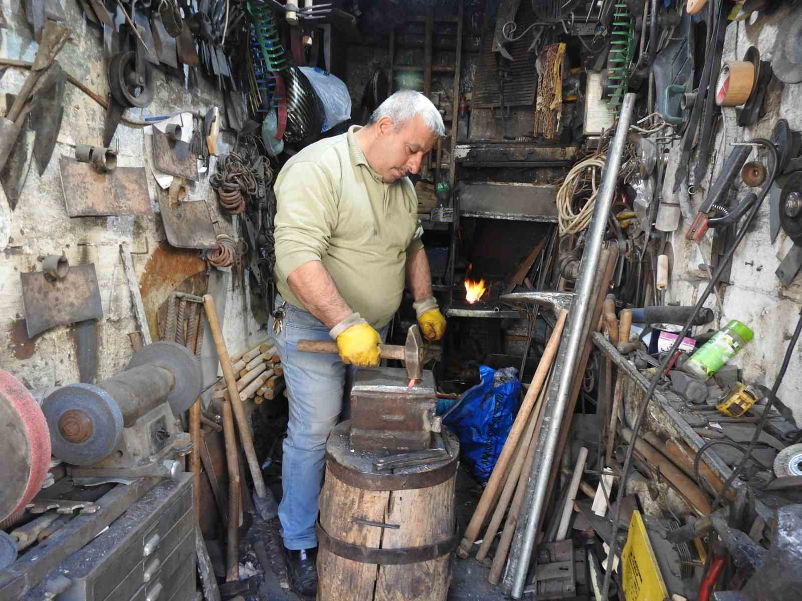 28 yıllık demirci ustasının meslek sevdası