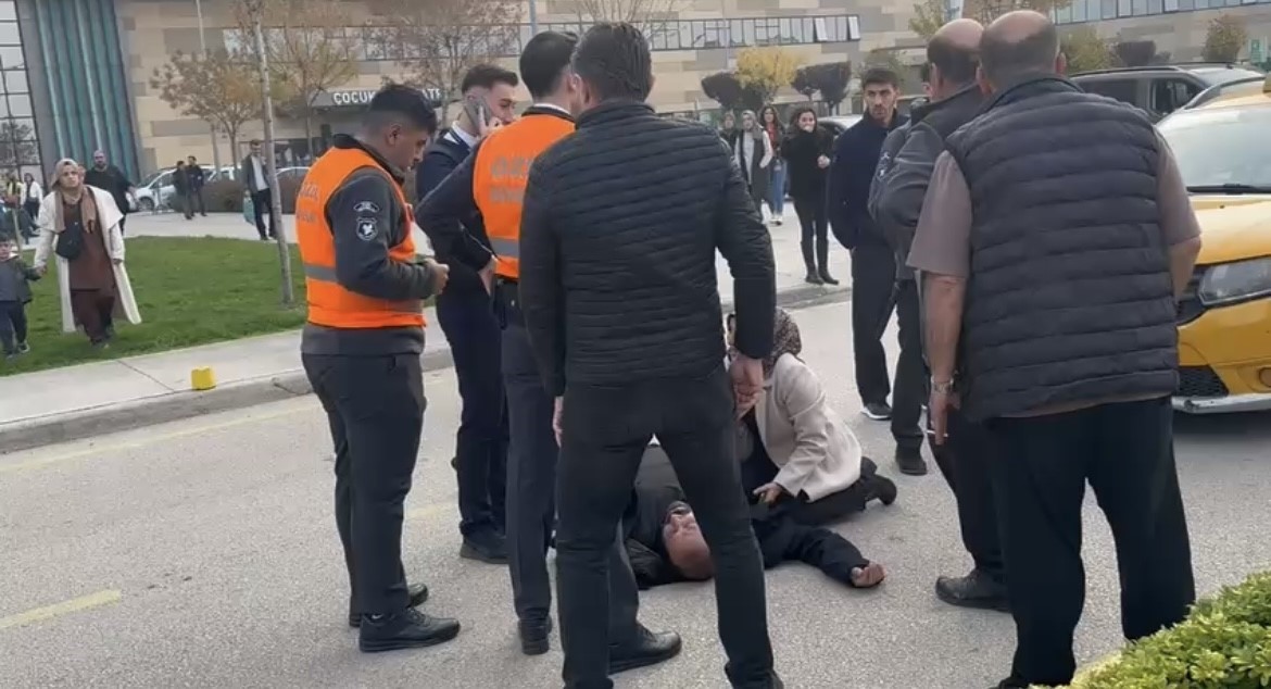 Hastane önünde feci kaza