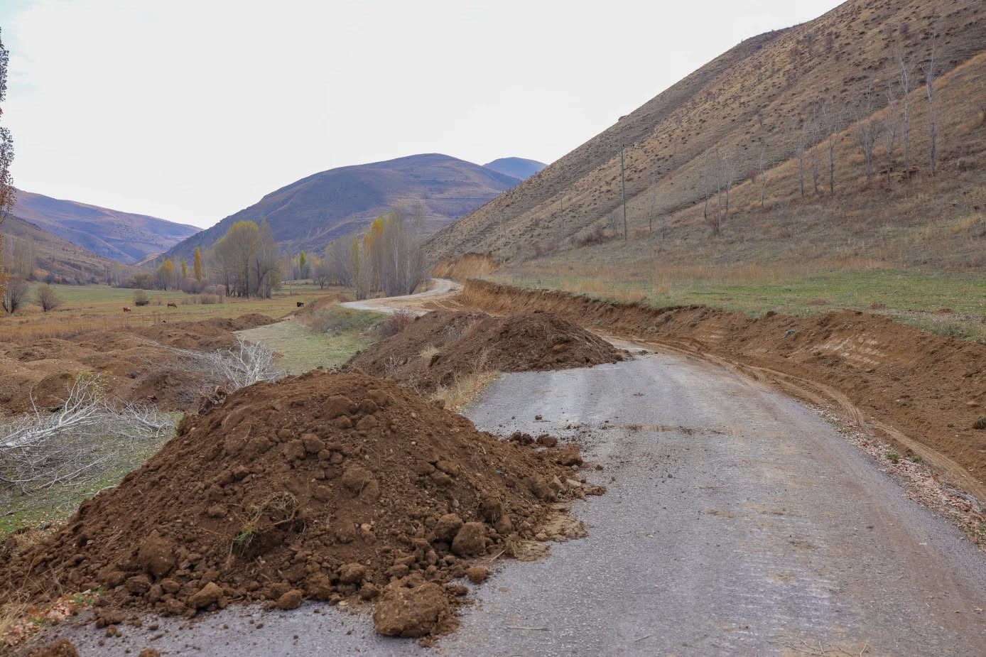 Bayburt’un köy yollarında genişletme çalışmaları devam ediyor