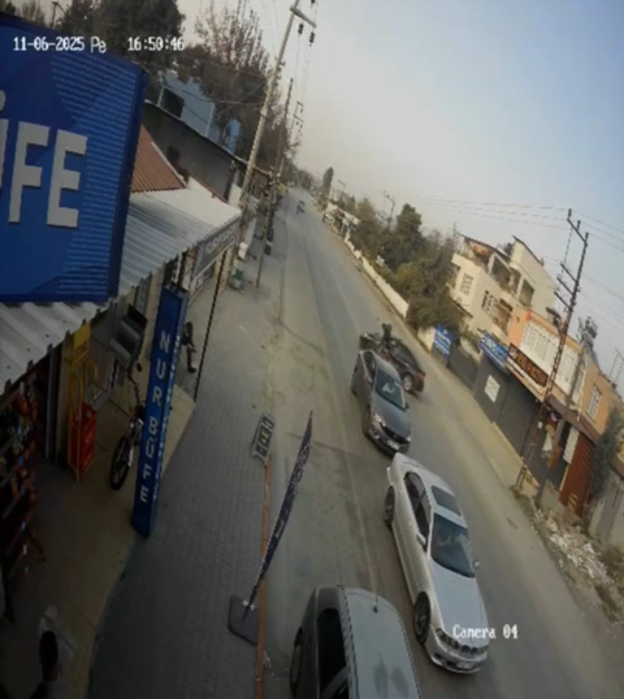 Motosikletin, d&ouml;n&uuml;ş yapmak isteyen otomobile ok gibi saplandığı anlar kameraya yansıdı
