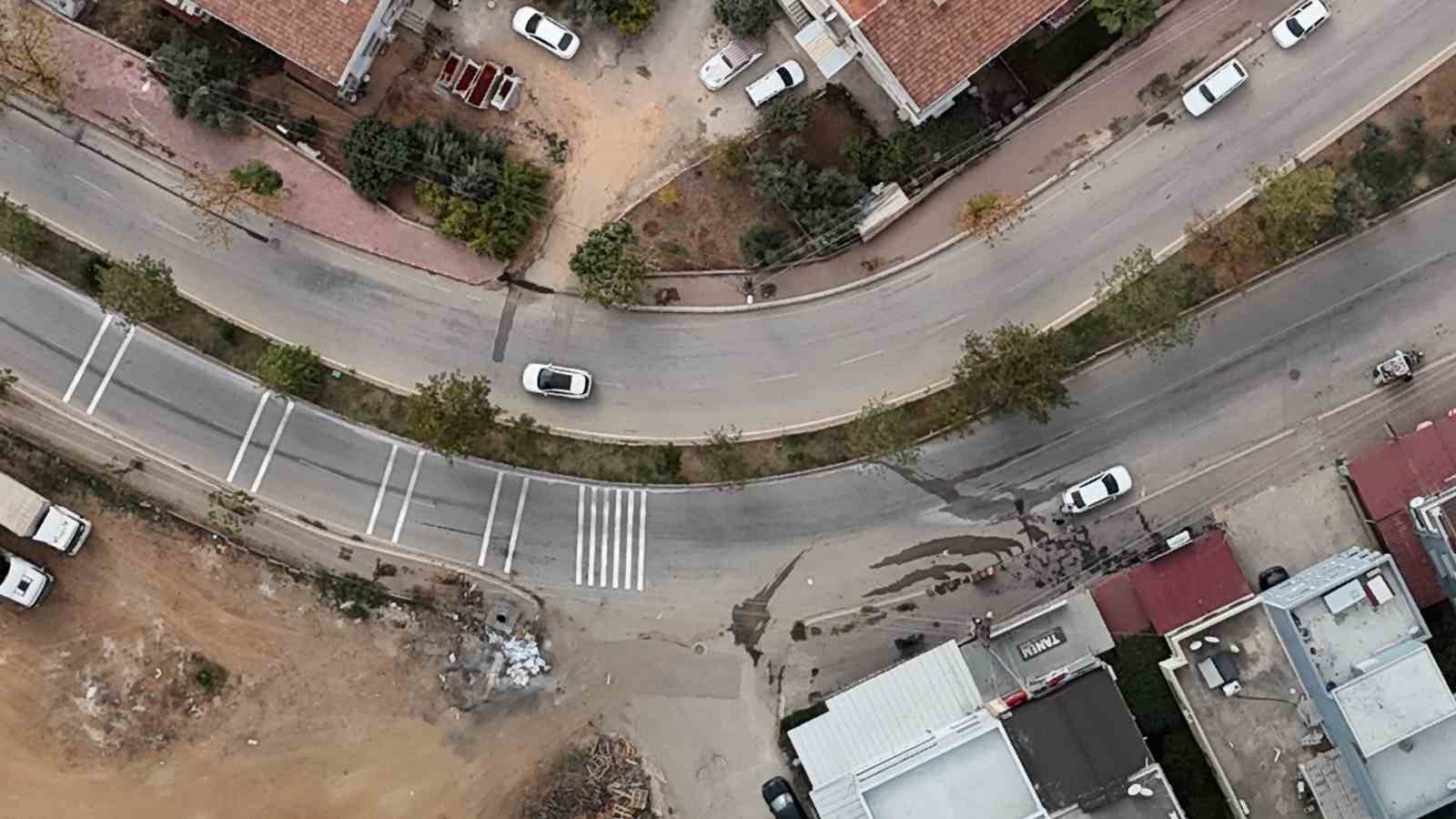 Adana’da keskin viraj tehlikesi: Esnaf kamera taktırdı, kazaları kaydetti