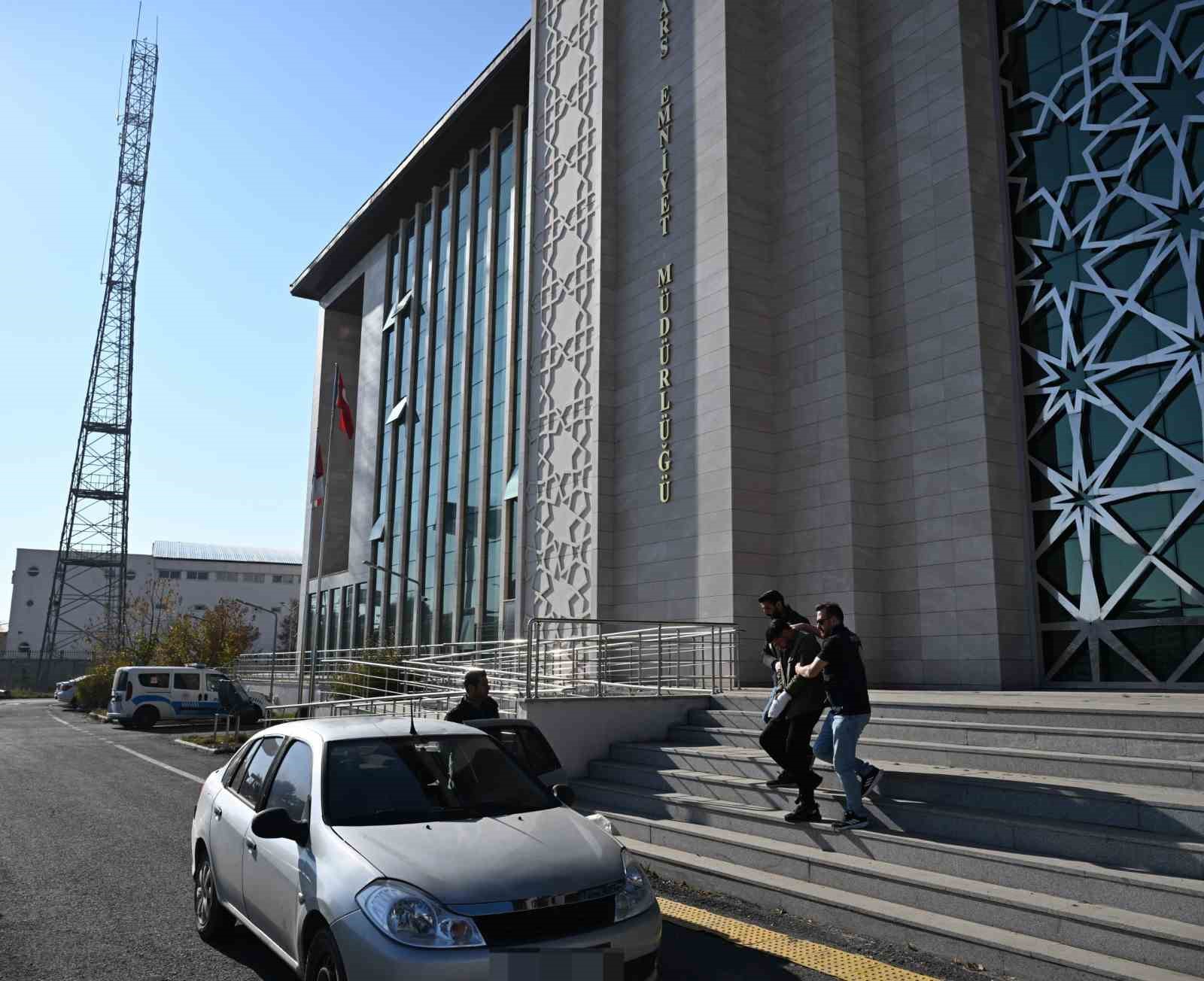 Kars’ta 19 yıl hapis cezası bulunan dolandırıcı yakalandı