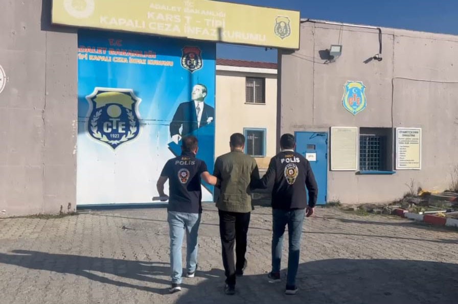 Kars&rsquo;ta 19 yıl hapis cezası bulunan dolandırıcı yakalandı
