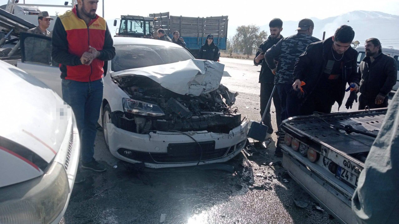 Erzincan’da askeri araç, traktör ve otomobil çarpıştı: 2 yaralı