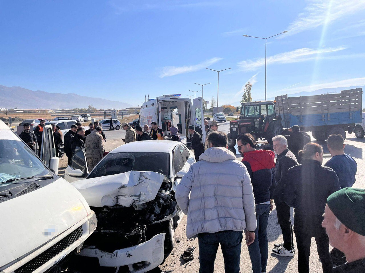 Erzincan&rsquo;da askeri ara&ccedil;, trakt&ouml;r ve otomobil &ccedil;arpıştı: 2 yaralı
