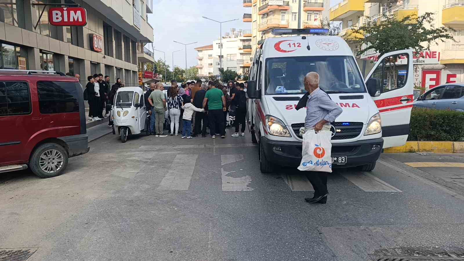 Aynı cadde &uuml;zerinde 5 dakika arayla kaza: 2 motosiklet s&uuml;r&uuml;c&uuml;s&uuml; yaralandı

