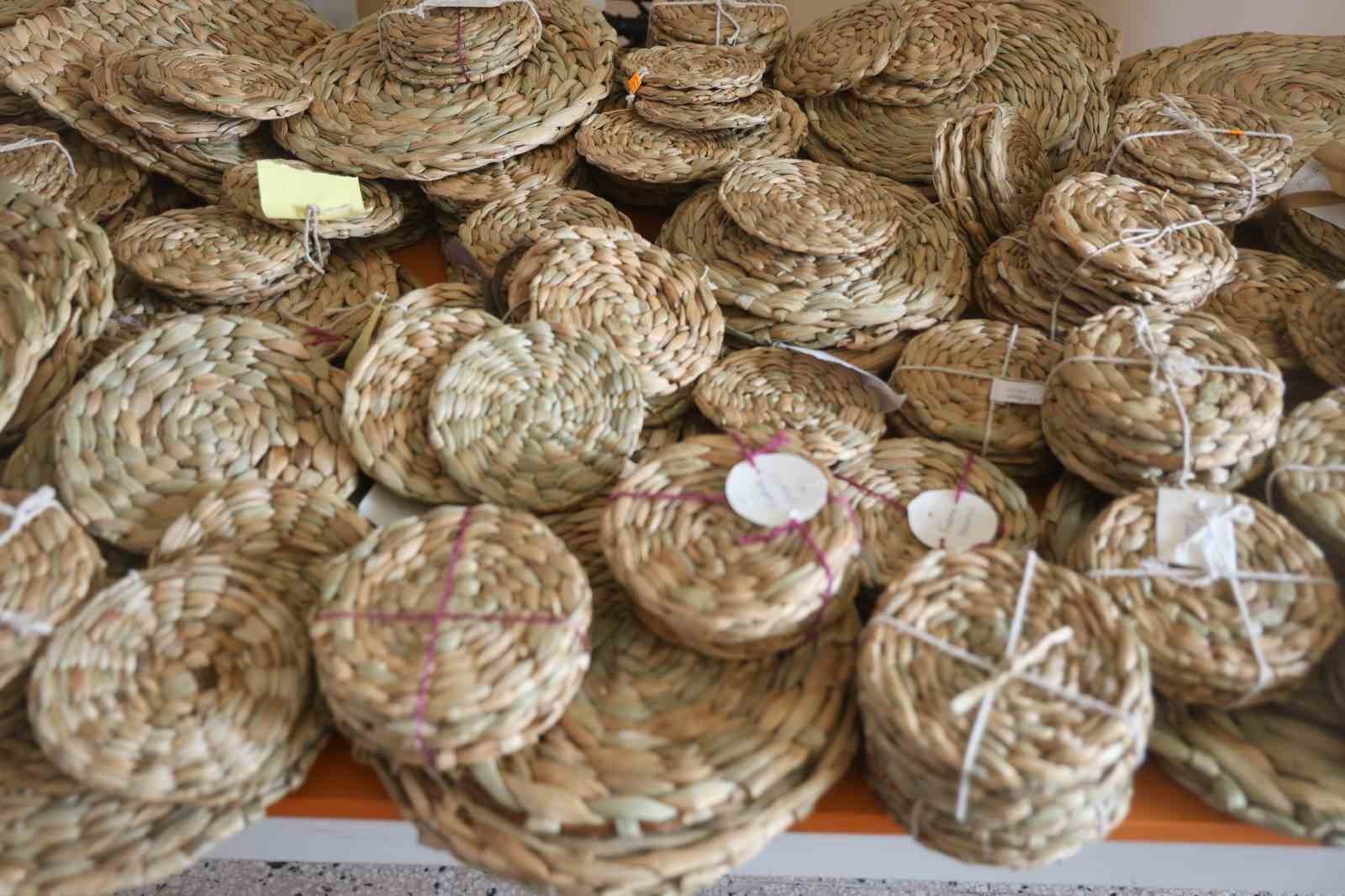 İstilacı su s&uuml;mb&uuml;lleri depremzede kadınların ellerinde sanat eserine d&ouml;n&uuml;ş&uuml;yor
