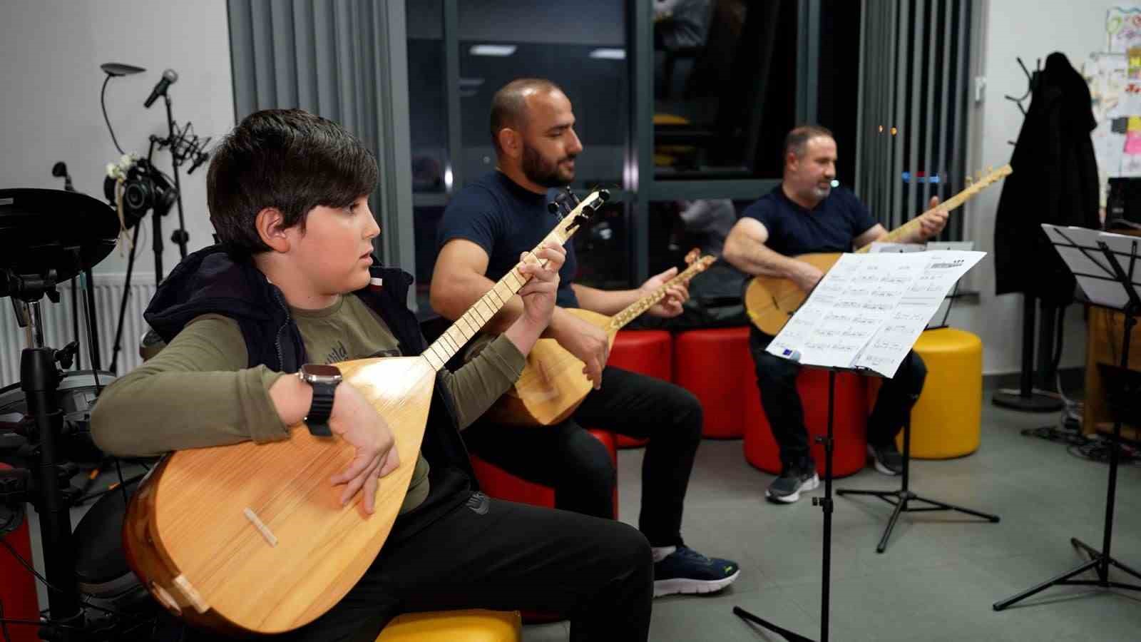 Başiskele’de her yaşa ücretsiz bağlama eğitimi